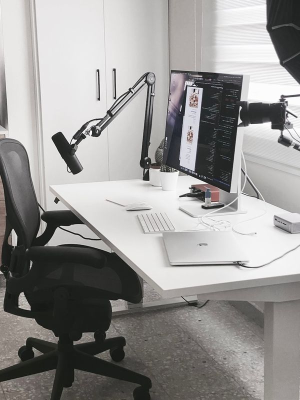 My desk in 2021: a minimalist easthestic including a Macbook, a Pro Display, a sit-to-stand desk, an ergonomic chair, and a professional camera and microphone setup.